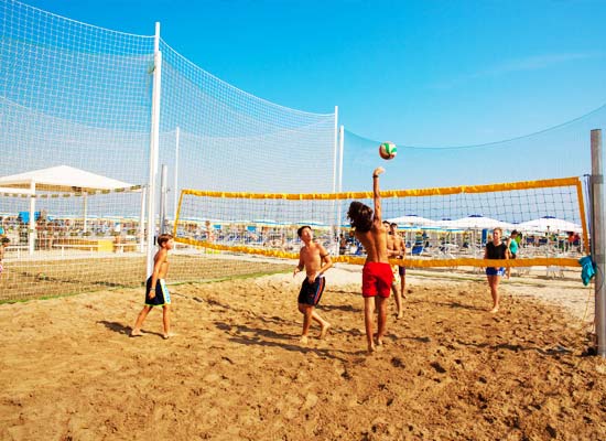 Eine Partie Beachvolleyball