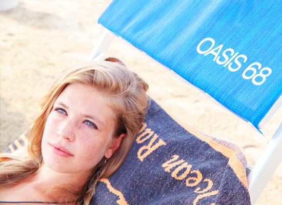 Rilassarsi sullo sdraio in spiaggia