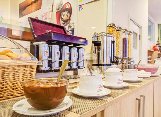 Table avec petit déjeuner buffet